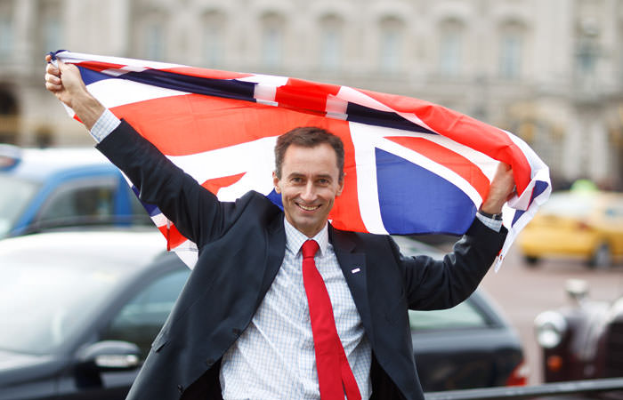 cb-buckingham-palace Flag Photography outside Buckingham Palace