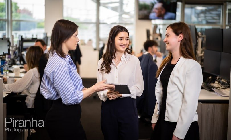 Nouvelles photographies d'employés en réunion dans leurs bureaux de Londres.