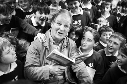 Michael Morpurgo, Author PR Photograph of Michael Morpurgo reading to School Children